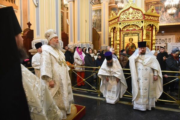 Митрополит Астанайский и Казахстанский Александр проводит ночную литургию в Вознесенском кафедральном соборе - Sputnik Казахстан