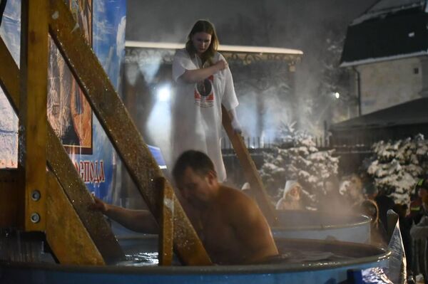 Крещенские купания в Алматы - Sputnik Казахстан