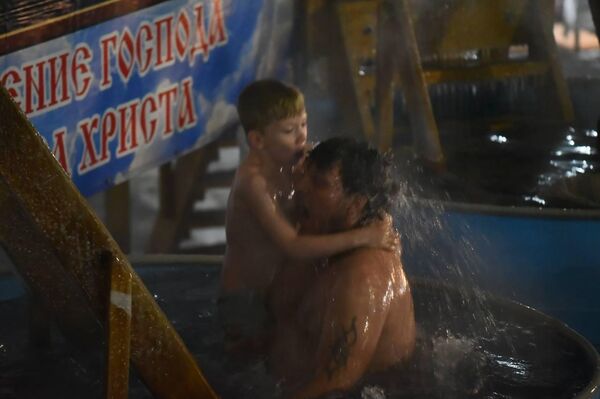 Крещенские купания в Алматы - Sputnik Казахстан