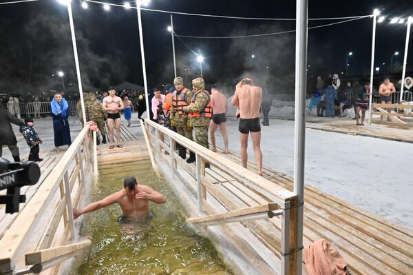 Крещенские купания в Астане - Sputnik Казахстан