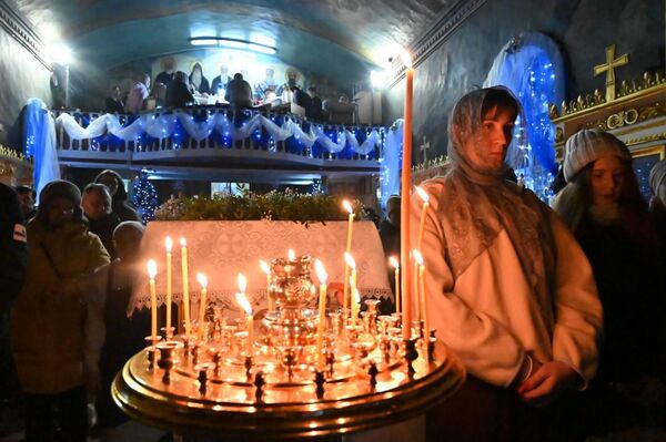 Праздничное вечернее богослужение в Константино-Еленинском соборе в Астане  - Sputnik Казахстан