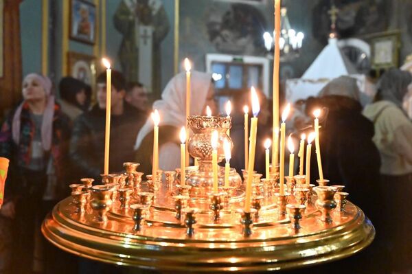 Праздничное вечернее богослужение в Константино-Еленинском соборе в Астане  - Sputnik Казахстан