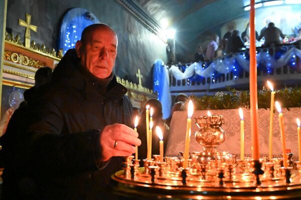 Праздничное вечернее богослужение в Константино-Еленинском соборе в Астане  - Sputnik Казахстан