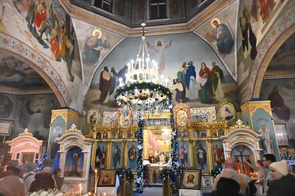 Праздничное вечернее богослужение в Константино-Еленинском соборе в Астане  - Sputnik Казахстан