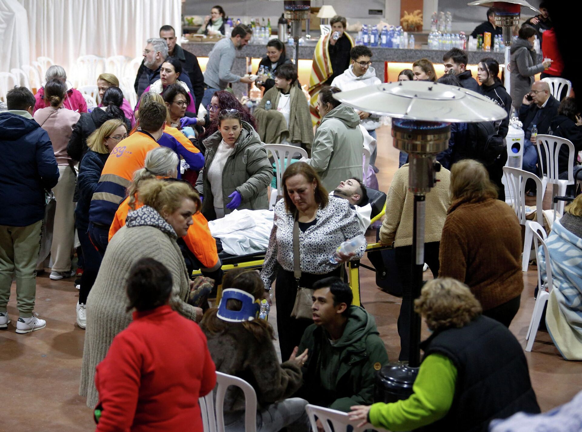 Пострадавших в результате смертельной железнодорожной катастрофы доставляют в муниципальную больницу Касета в городе Адамуз после того, как скоростной поезд сошел с рельсов и столкнулся с приближающимся поездом недалеко от Кордобы, Испания , 18 января 2026 года.  - Sputnik Казахстан, 1920, 19.01.2026