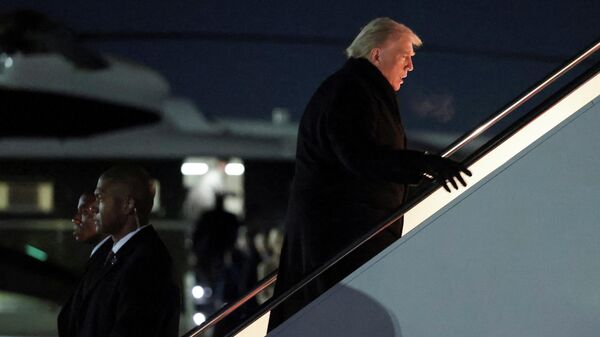 Президент США Дональд Трамп поднимается на борт самолета для вылета в Давос - Sputnik Казахстан