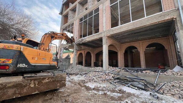 Алматыда заңсыз салынған ғимарат сүрілді - Sputnik Қазақстан