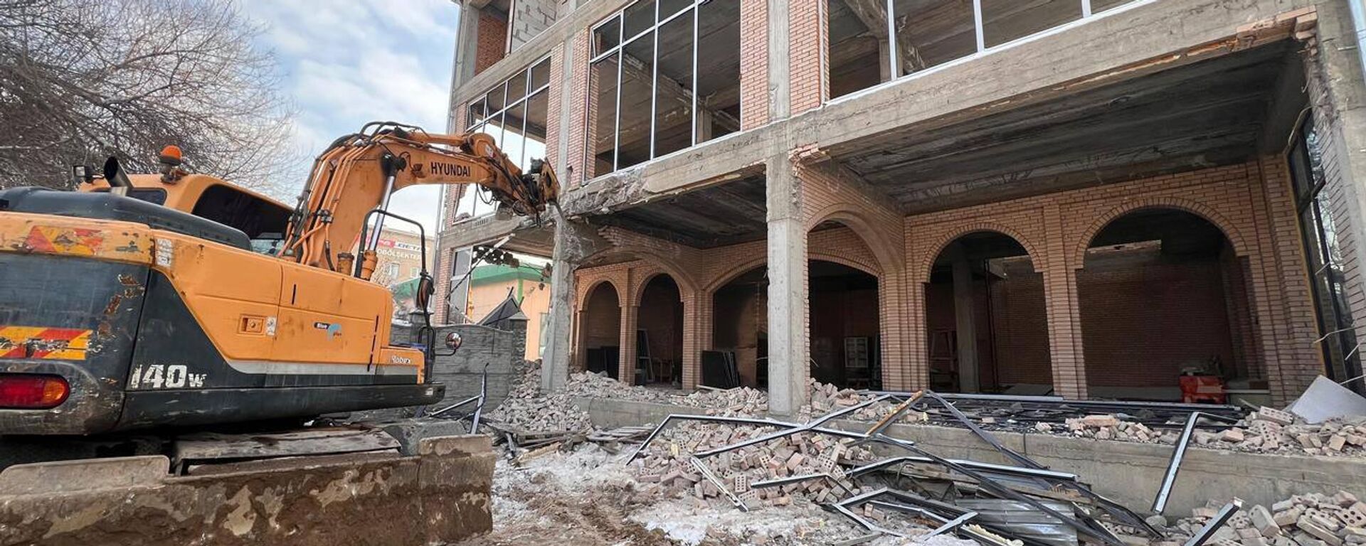 Алматыда заңсыз салынған ғимарат сүрілді - Sputnik Қазақстан, 1920, 21.01.2026