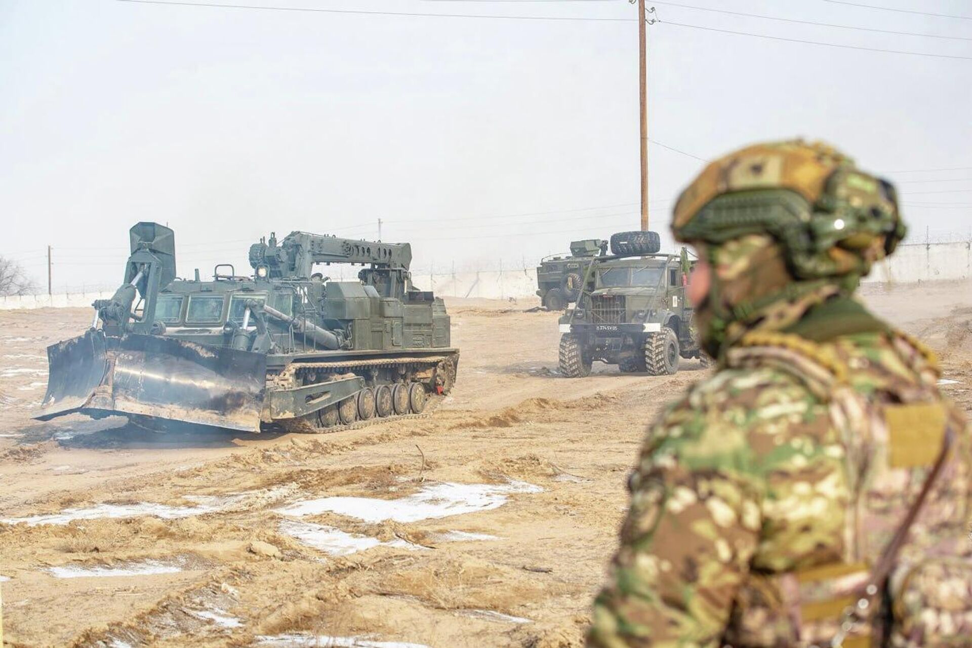 Прокладка безопасного маршрута для колонны военной техники - Sputnik Казахстан, 1920, 21.01.2026