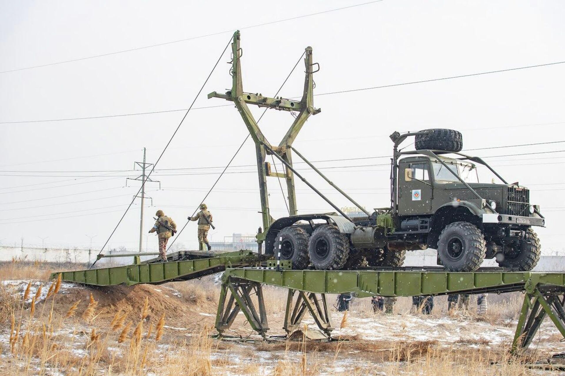 Установка механизированного моста через преграду - Sputnik Казахстан, 1920, 21.01.2026