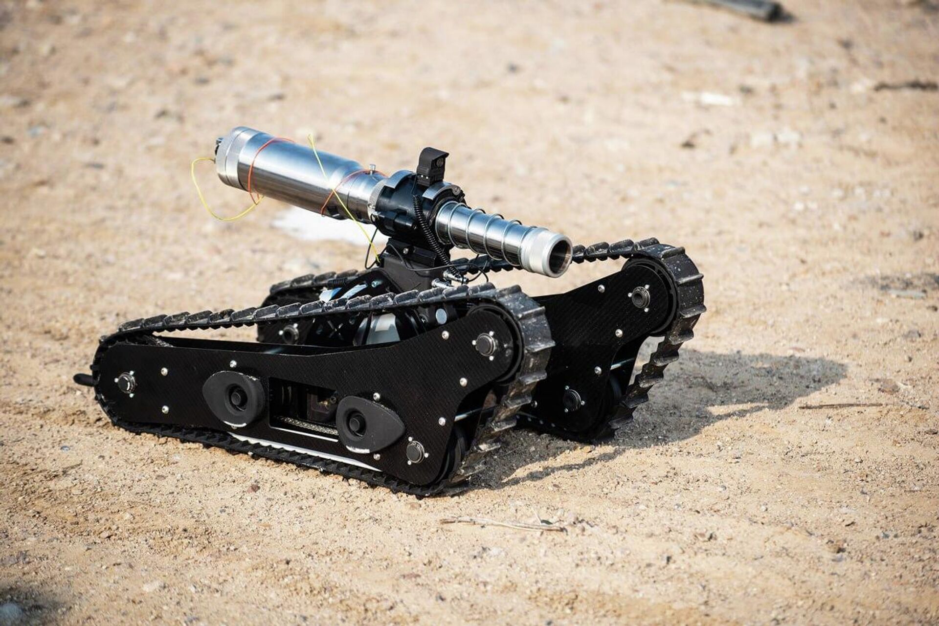 Роботизированный комплекс для уничтожения взрывных устройств на месте обнаружения - Sputnik Казахстан, 1920, 21.01.2026