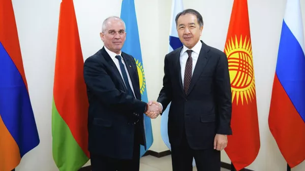 Постпред Кубы при ЕЭК Энрике Орта Гонсалес и Бакытжан Сагинтаев  - Sputnik Казахстан