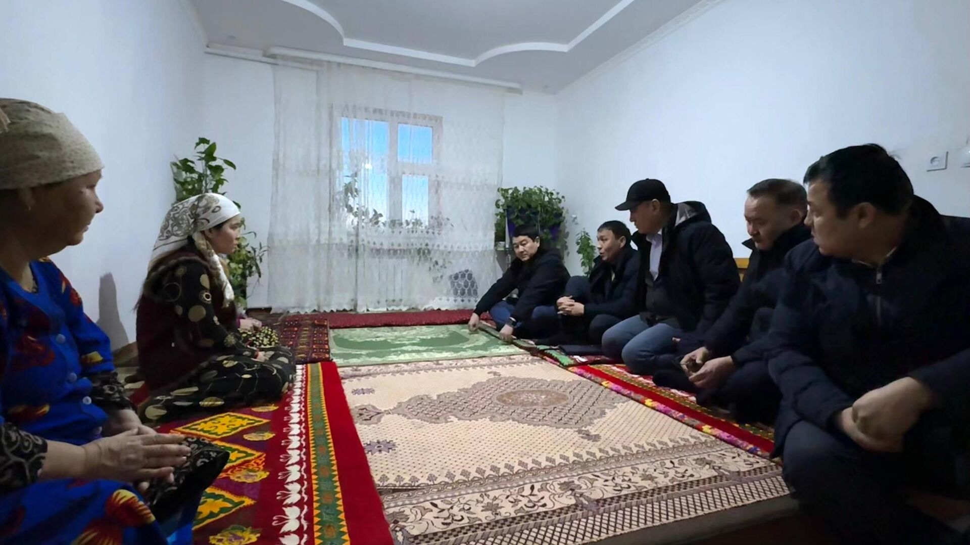 Аким Мангистауской области Нурдаулет Килыбай навестил семьи погибших в ДТП в Бейнеуском районе - Sputnik Казахстан, 1920, 22.01.2026