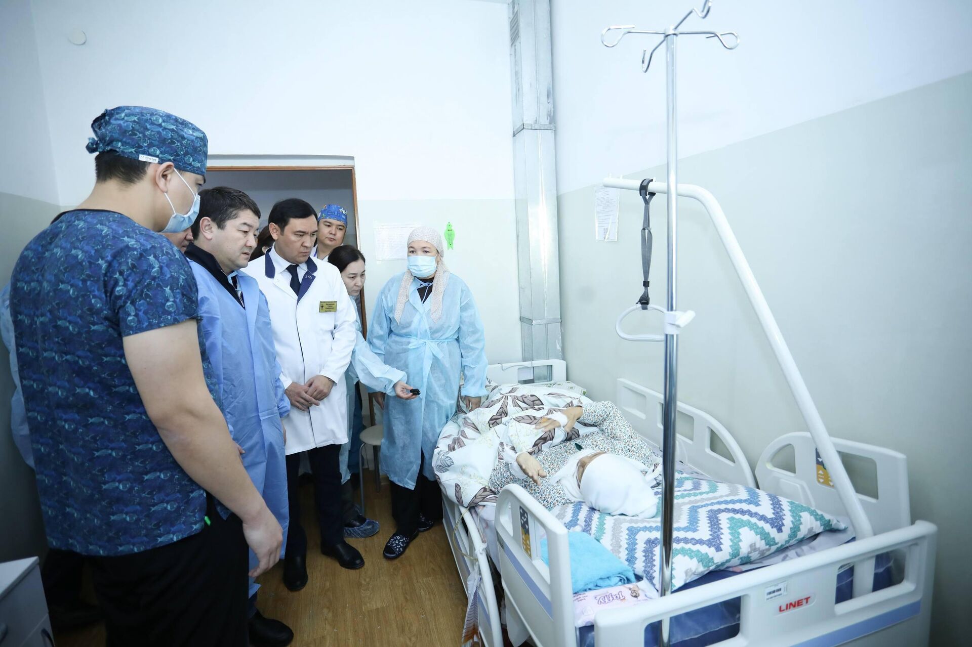 Аким Мангистауской области Нурдаулет Килыбай навестил пострадавших в ДТП в Бейнеуском районе - Sputnik Казахстан, 1920, 22.01.2026