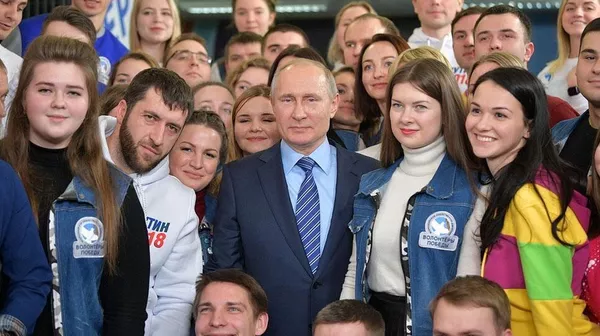 Участники международного движения Волонтеры Победы с президентом РФ Владимиром Путиным  - Sputnik Казахстан