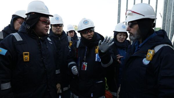  Вице-министр энергетики Казахстана Кайырхан Туткышбаев на месторождении Тенгиз - Sputnik Казахстан