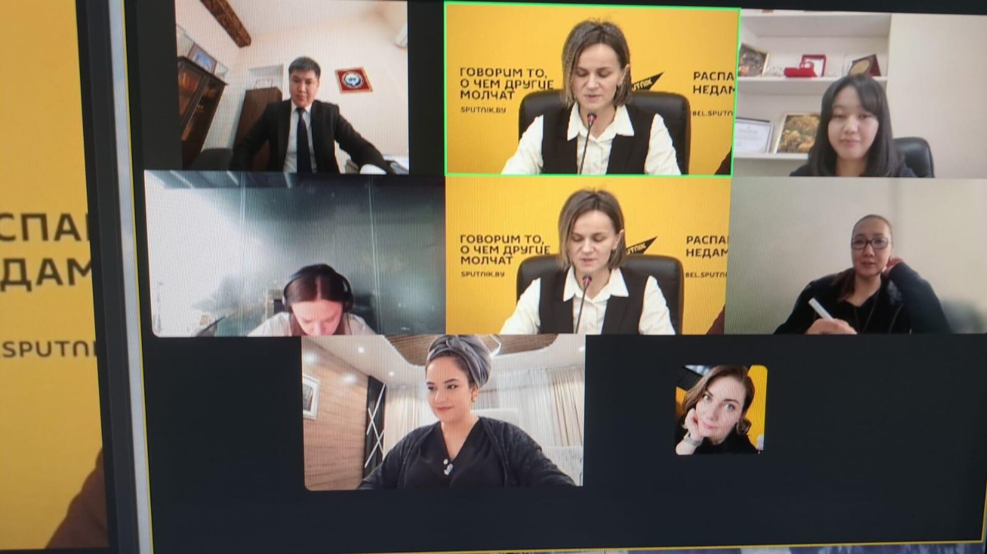 Видеомост Астана-Москва-Минск-Бишкек-Ташкент на тему: Международный год добровольцев: какой вклад внесут волонтеры стран СНГ - Sputnik Казахстан, 1920, 22.01.2026