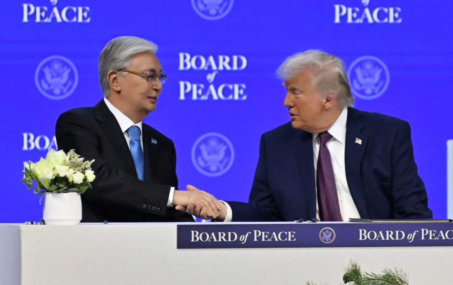 Касым-Жомарт Токаев и Дональд Трамп в Давосе - Sputnik Казахстан, 1920, 23.01.2026