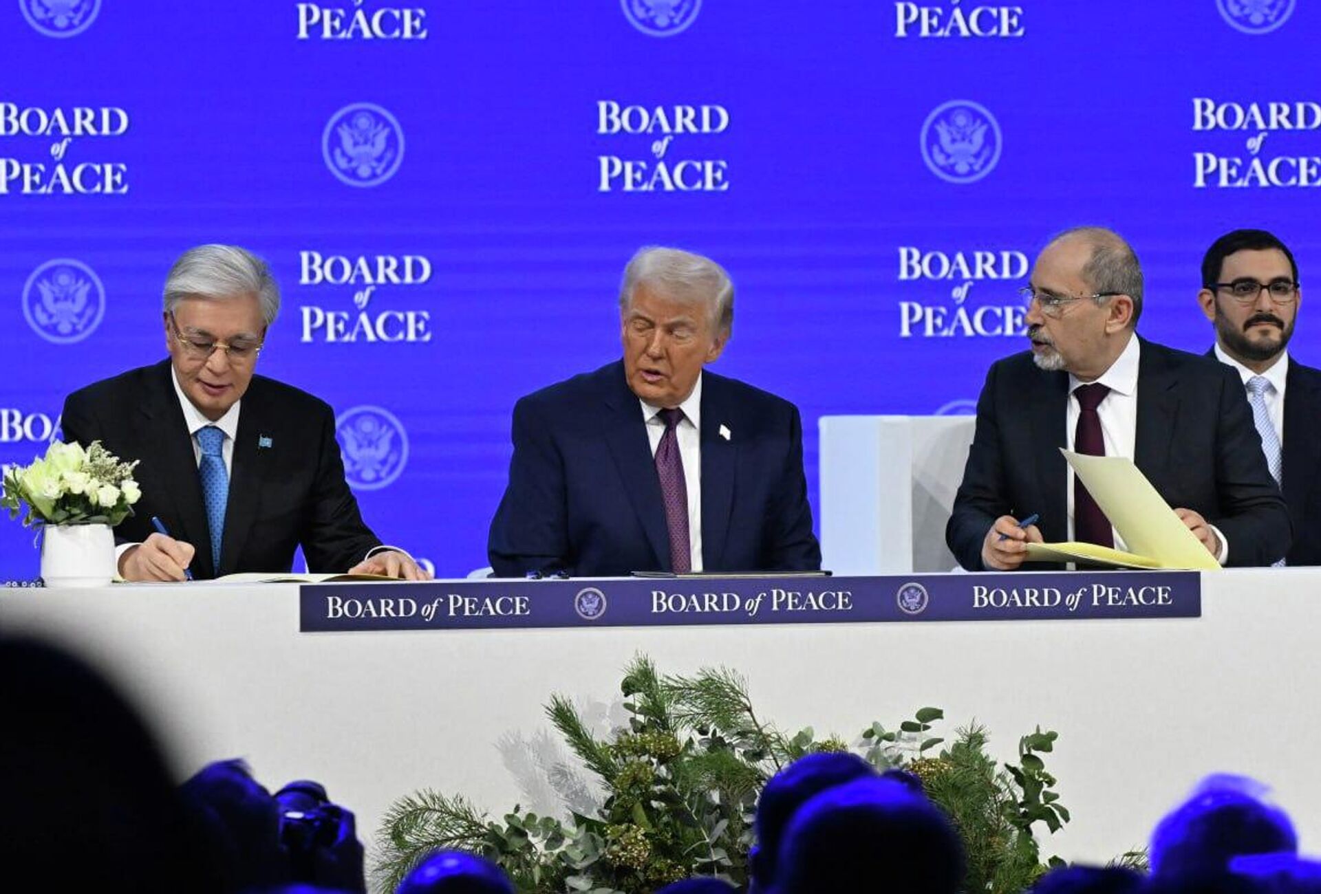 Касым-Жомарт Токаев и Дональд Трамп в Давосе - Sputnik Казахстан, 1920, 23.01.2026