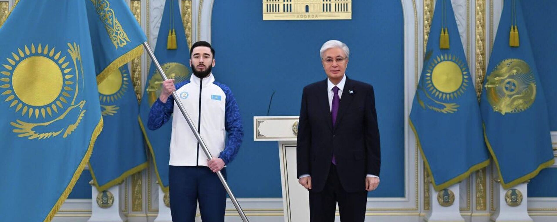 Касым-Жомарт Токаев вручил Государственный флаг знаменосцам олимпийской и паралимпийской команд Казахстана - Sputnik Казахстан, 1920, 23.01.2026