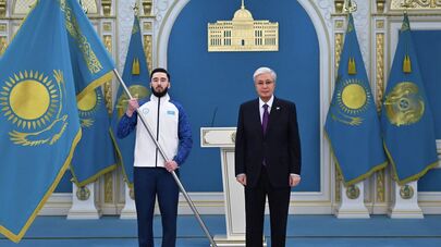 Касым-Жомарт Токаев вручил Государственный флаг знаменосцам олимпийской и паралимпийской команд Казахстана