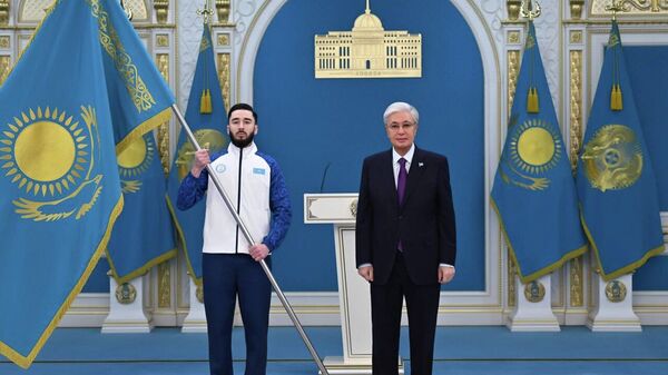 Касым-Жомарт Токаев вручил Государственный флаг знаменосцам олимпийской и паралимпийской команд Казахстана - Sputnik Қазақстан