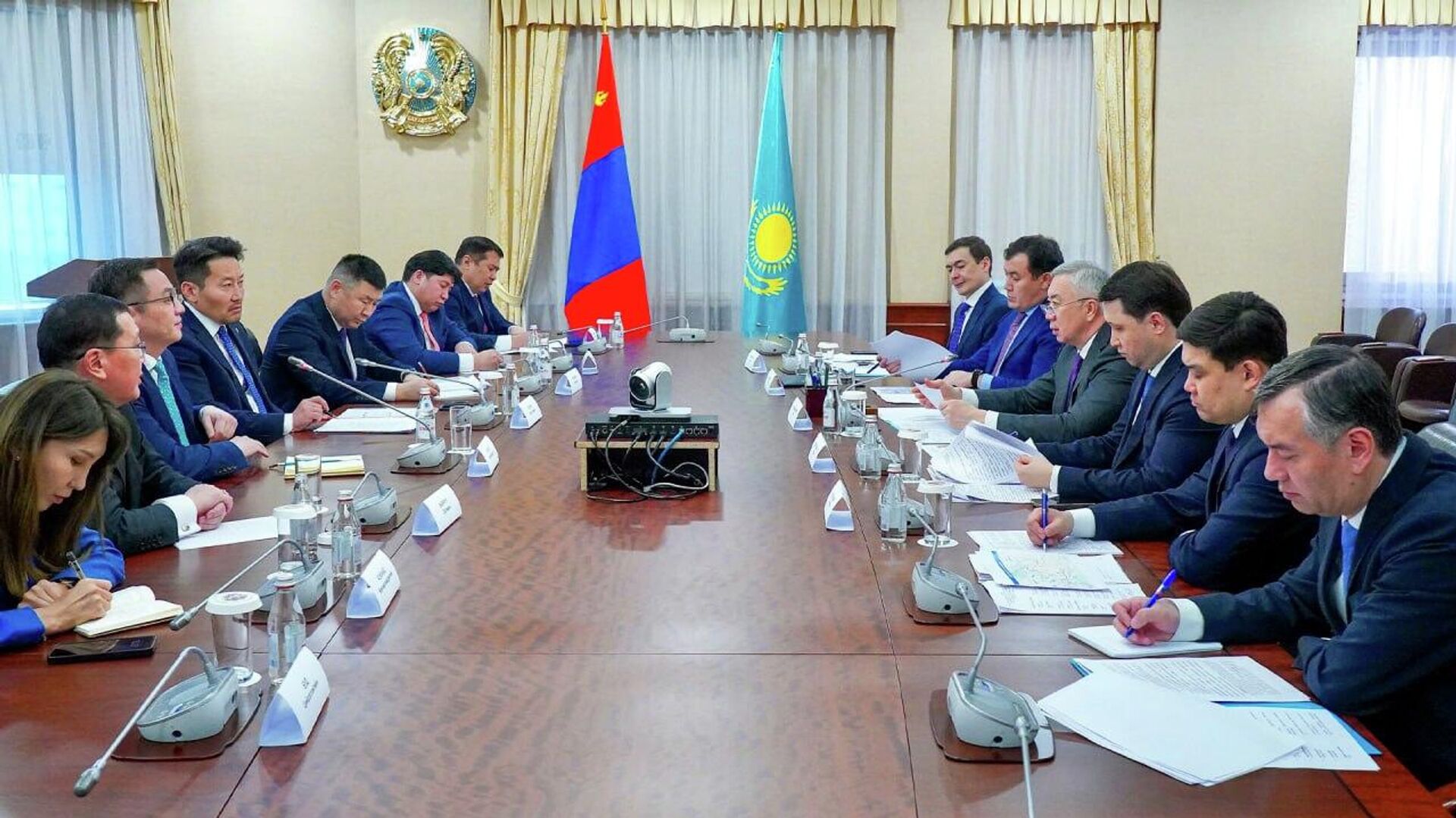 Вице-премьер – министр национальной экономики Серик Жумангарин провел встречу с заместителем премьер-министра Монголии Хассуурийном Ганхуягом - Sputnik Казахстан, 1920, 24.01.2026