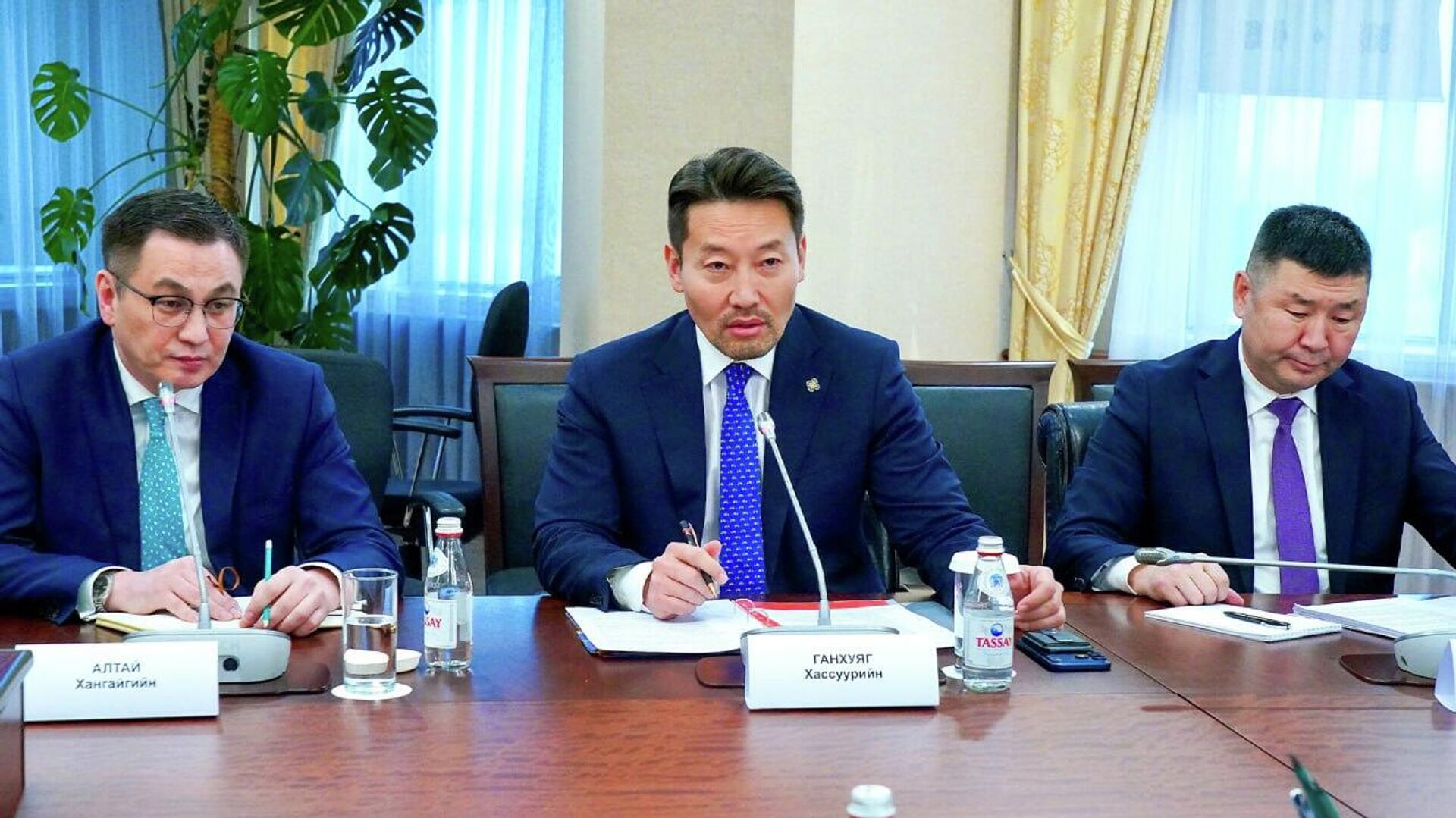 Вице-премьер – министр национальной экономики Серик Жумангарин провел встречу с заместителем премьер-министра Монголии Хассуурийном Ганхуягом - Sputnik Казахстан, 1920, 24.01.2026