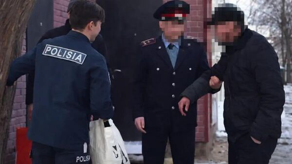 Ақтауда екі тұрғын полиция формасына ұқсас киім кигені үшін жауапқа тартылды - Sputnik Қазақстан