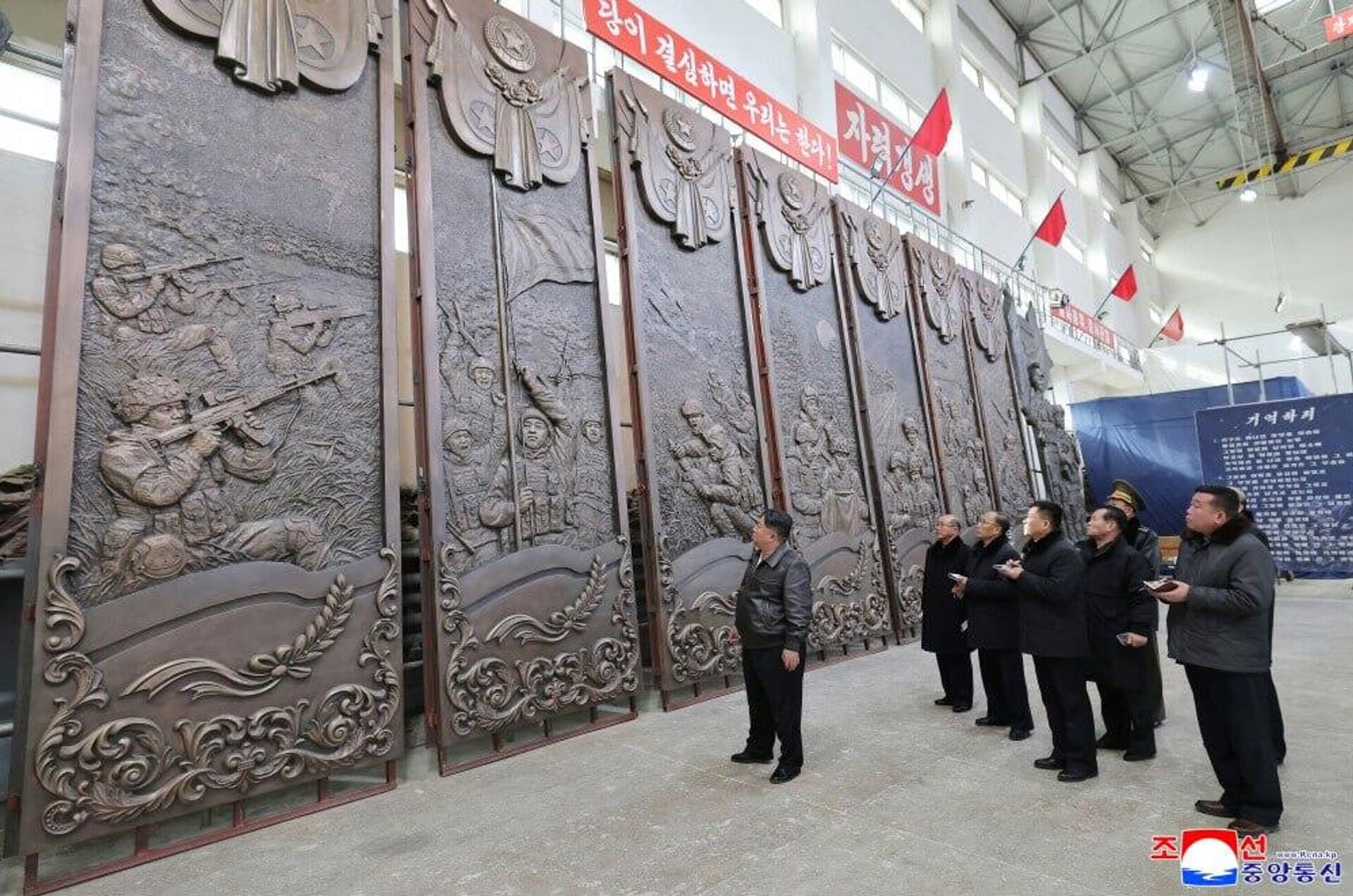 Лидер КНДР Ким Чен Ын руководил процессом изготовления нового скульптурного комплекса Лидер КНДР Ким Чен Ын руководил процессом изготовления нового скульптурного комплекса - Sputnik Казахстан, 1920, 26.01.2026