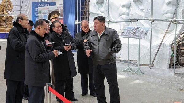 Лидер КНДР Ким Чен Ын руководил процессом изготовления нового скульптурного комплекса - Sputnik Казахстан