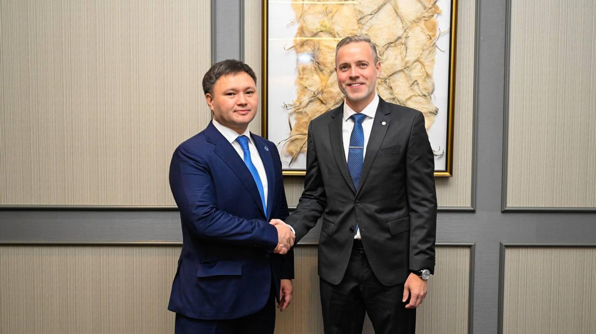 Глава КазМунайГаз Асхат Хасенов и старший вице-президент компании ExxonMobil Питер Ларден - Sputnik Казахстан, 1920, 26.01.2026