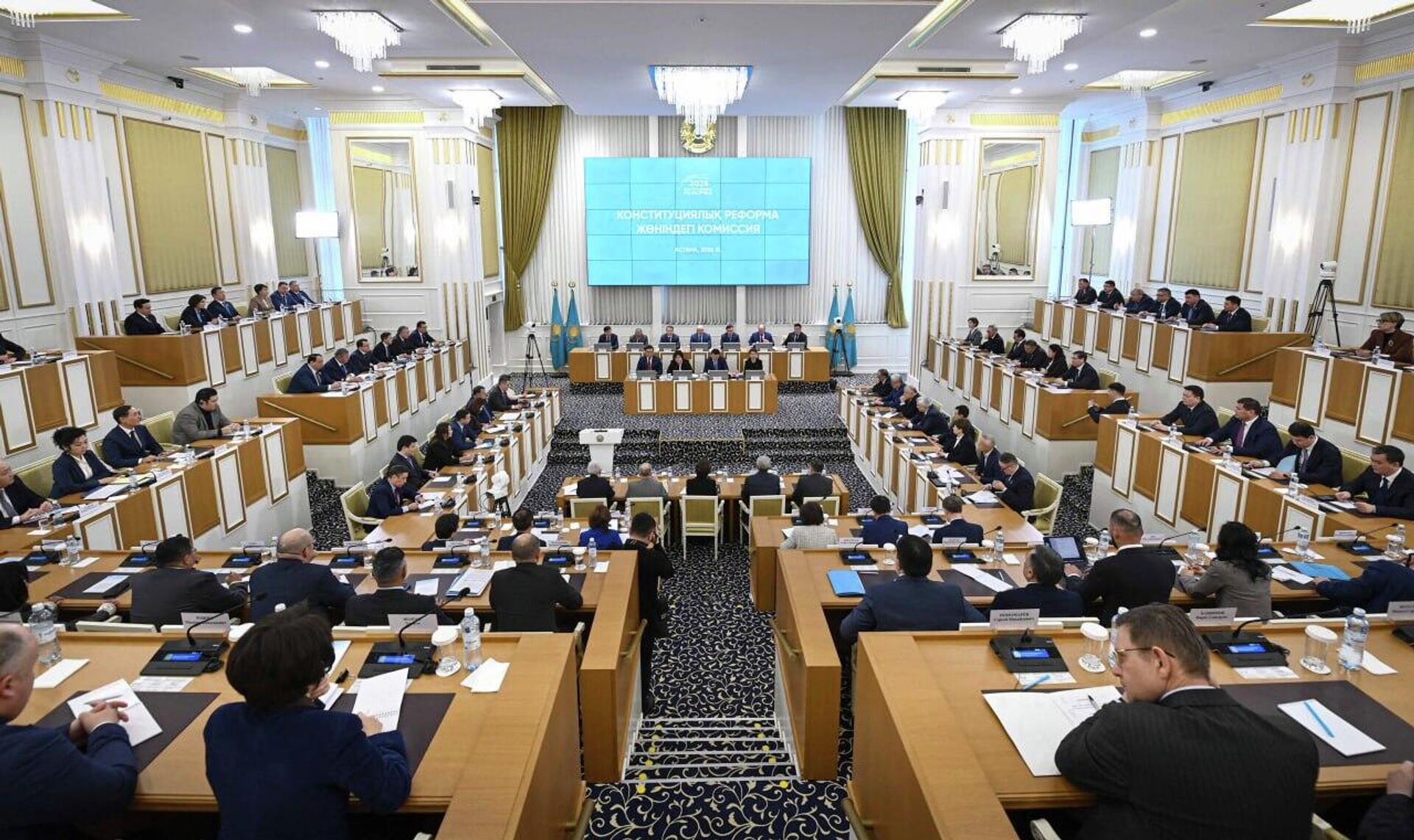 Конституционная комиссия обсуждает сводные предложения по реформе на втором заседании - Sputnik Казахстан, 1920, 26.01.2026