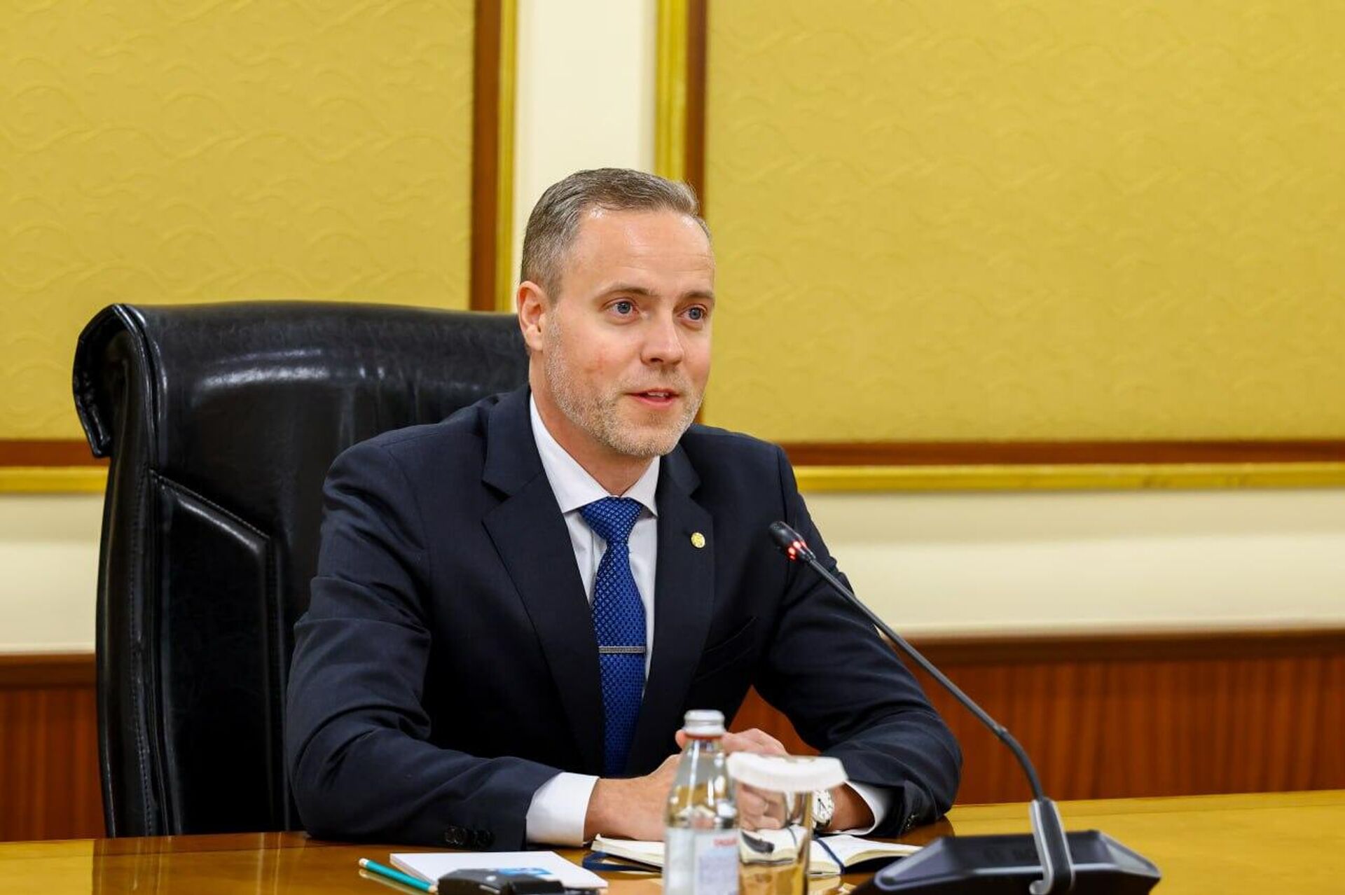 Старший вице-президент компании ExxonMobil Питер Ларден - Sputnik Казахстан, 1920, 26.01.2026