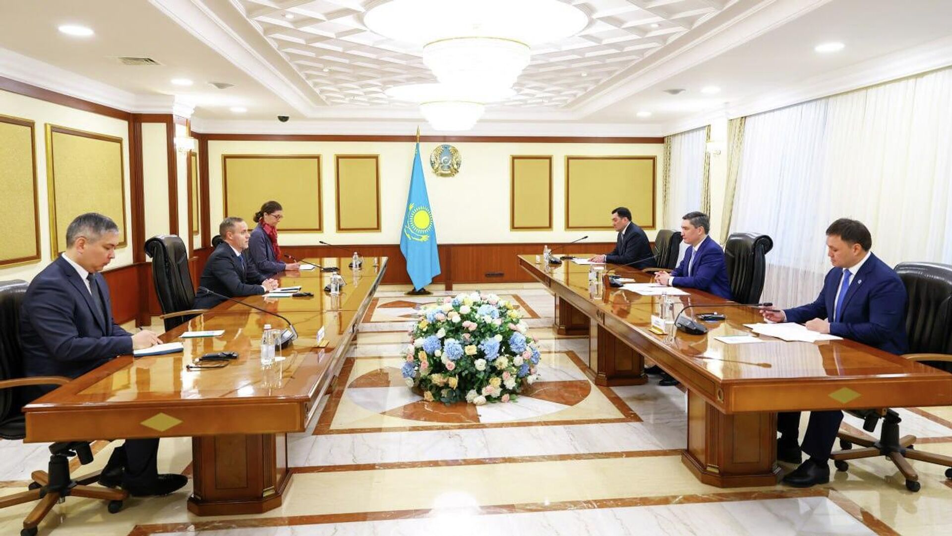 Премьер Олжас Бектенов встретился с вице-президентом ExxonMobil Питером Ларденом - Sputnik Казахстан, 1920, 26.01.2026