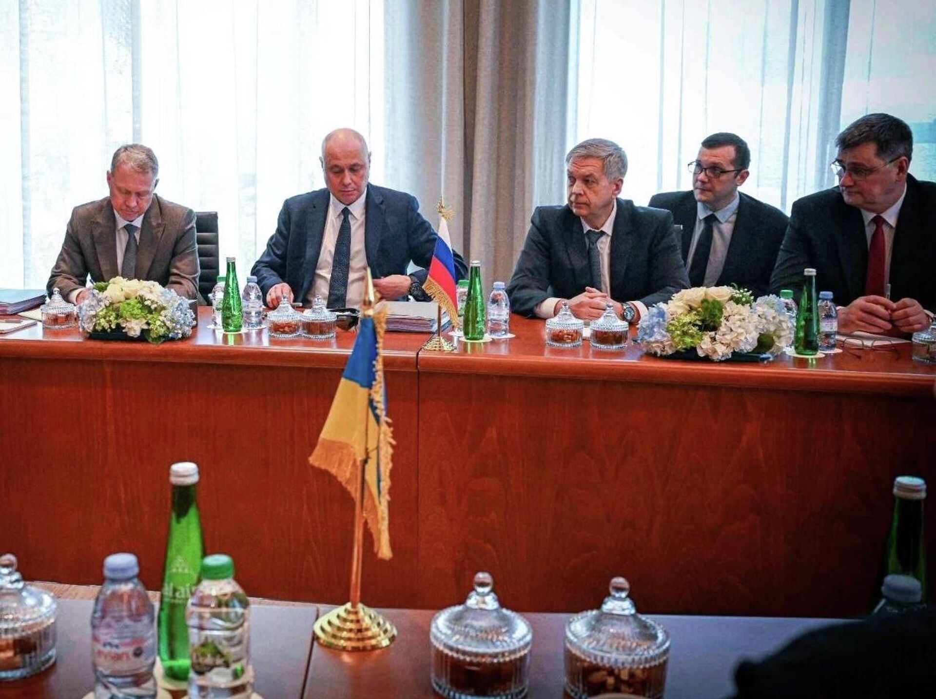 Трехсторонняя встреча делегаций России, США и Украины в Абу-Даби Трехсторонняя встреча делегаций России, США и Украины в Абу-Даби - Sputnik Казахстан, 1920, 26.01.2026