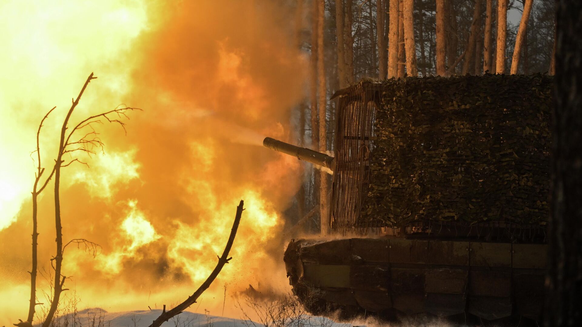 Боевая работа танкистов группировки войск Запад в ЛНР Боевая работа танкистов группировки войск Запад в ЛНР - Sputnik Казахстан, 1920, 26.01.2026