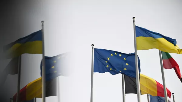 Флаг Украины и флаг с символикой Евросоюза - Sputnik Қазақстан