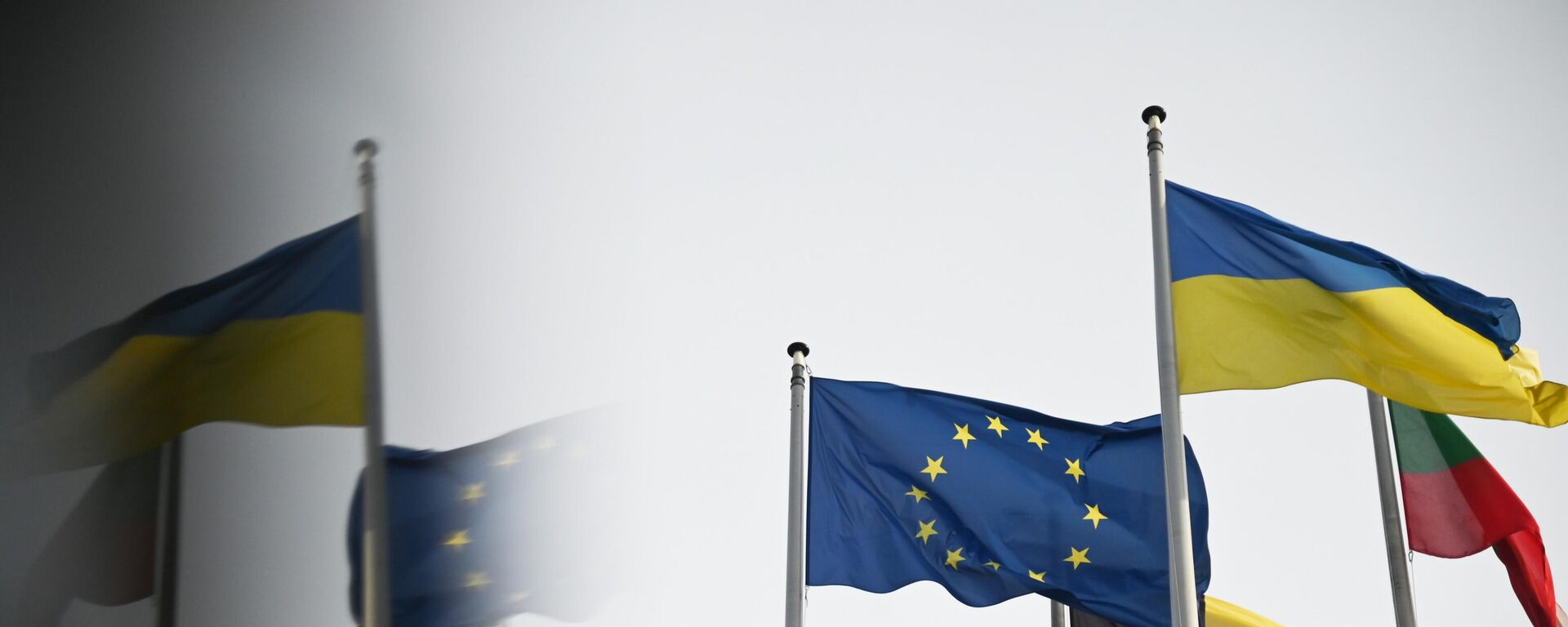 Флаг Украины и флаг с символикой Евросоюза - Sputnik Қазақстан, 1920, 25.04.2026