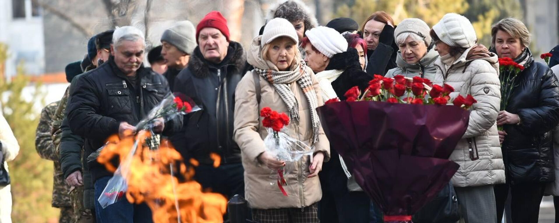 В Алматы возложили цветы к Мемориалу Славы в память о блокадниках Ленинграда - Sputnik Казахстан, 1920, 27.01.2026
