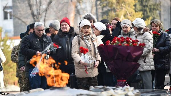 В Алматы возложили цветы к Мемориалу Славы в память о блокадниках Ленинграда - Sputnik Казахстан
