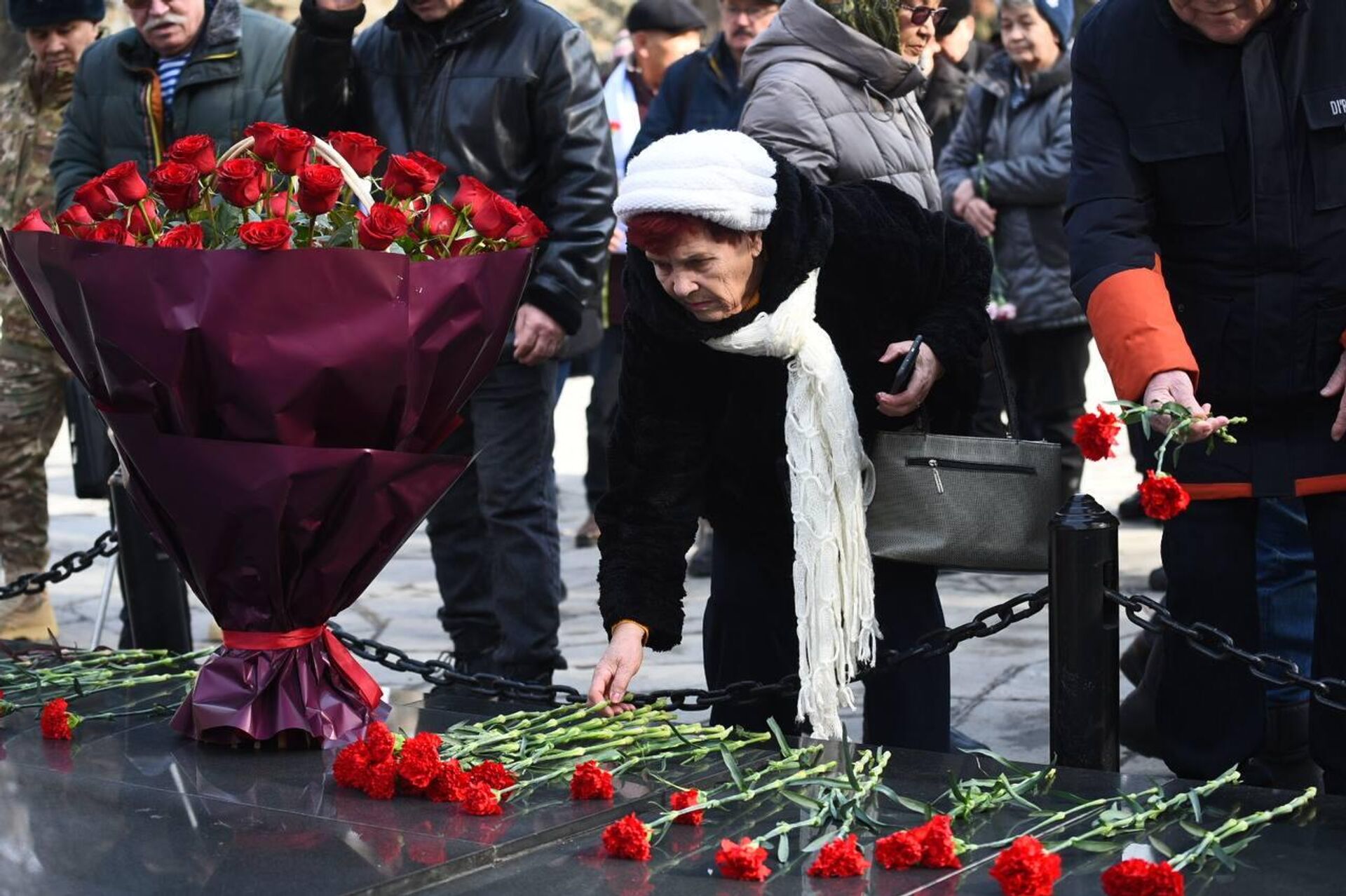 В Алматы возложили цветы к Мемориалу Славы в память о блокадниках Ленинграда - Sputnik Казахстан, 1920, 27.01.2026