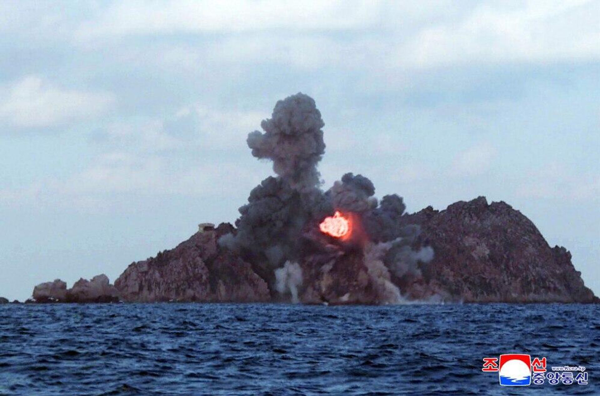 Ким Чен Ын наблюдал за испытаниями крупнокалиберной РСЗО обновленного типа - Sputnik Казахстан, 1920, 28.01.2026