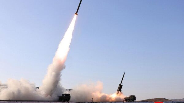 Ким Чен Ын наблюдал за испытаниями крупнокалиберной РСЗО обновленного типа - Sputnik Казахстан