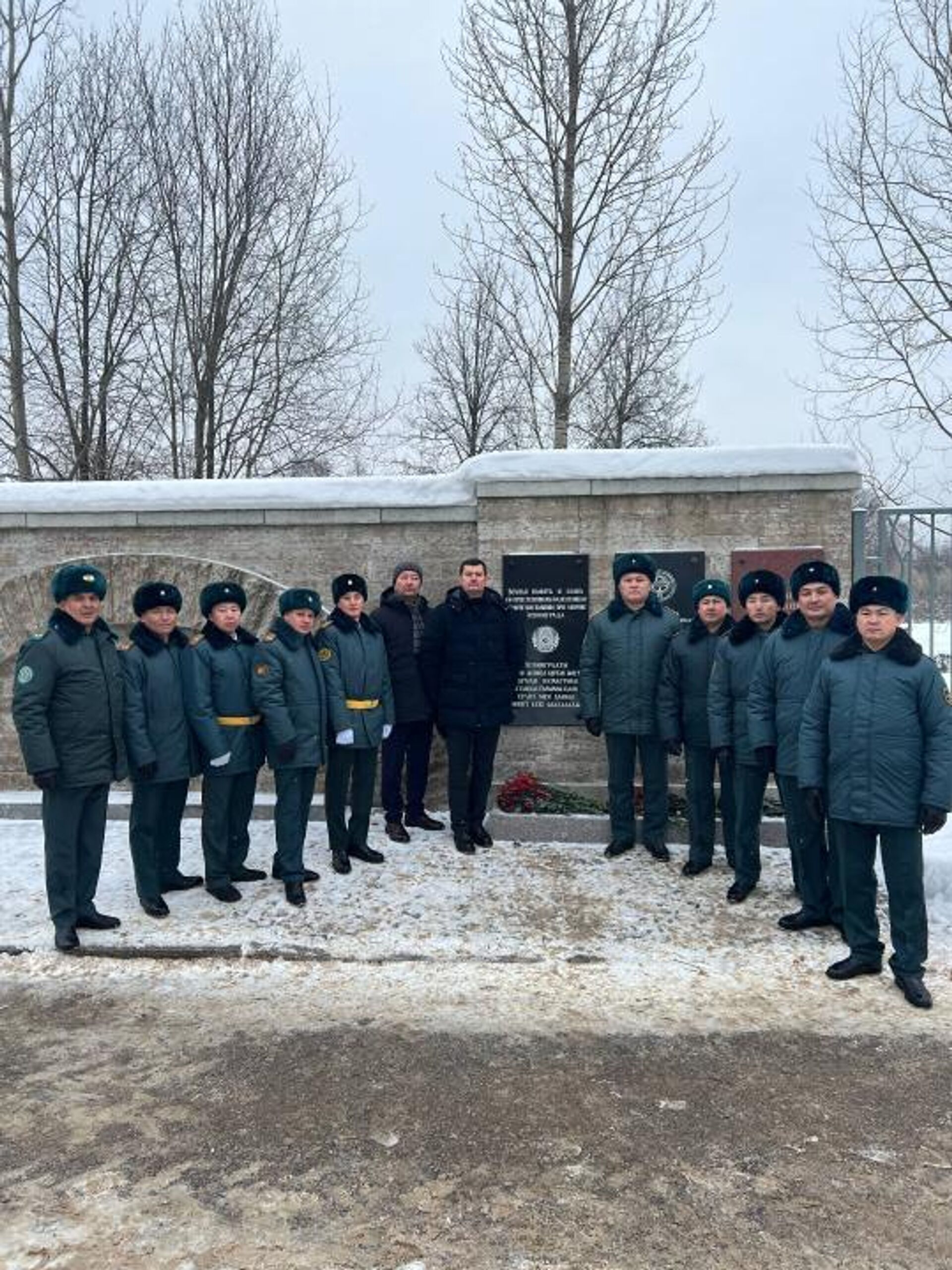 На Пискаревском кладбище почтили память дня полного освобождения Ленинграда от фашистской блокады - Sputnik Казахстан, 1920, 28.01.2026