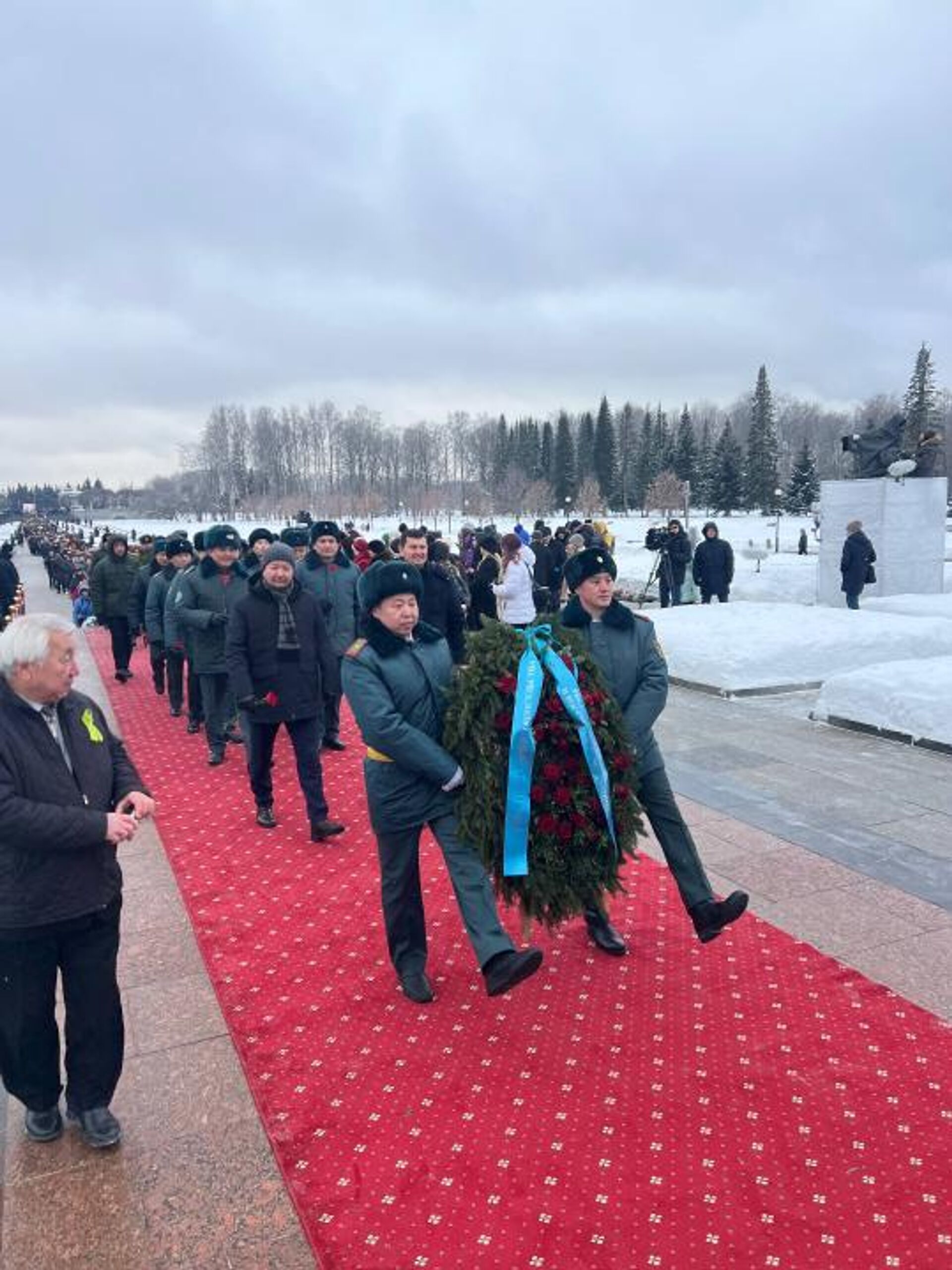 На Пискаревском кладбище почтили память дня полного освобождения Ленинграда от фашистской блокады - Sputnik Казахстан, 1920, 28.01.2026