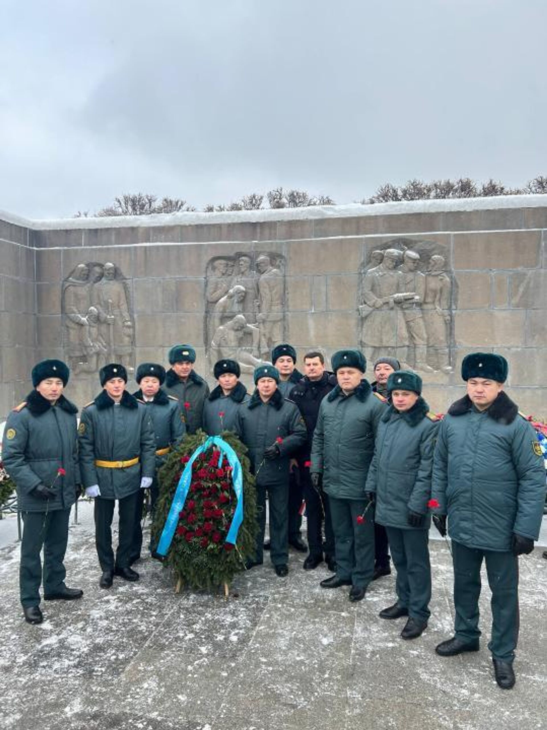 На Пискаревском кладбище почтили память дня полного освобождения Ленинграда от фашистской блокады - Sputnik Қазақстан, 1920, 28.01.2026