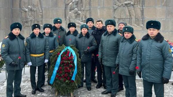 На Пискаревском кладбище почтили память дня полного освобождения Ленинграда от фашистской блокады - Sputnik Казахстан