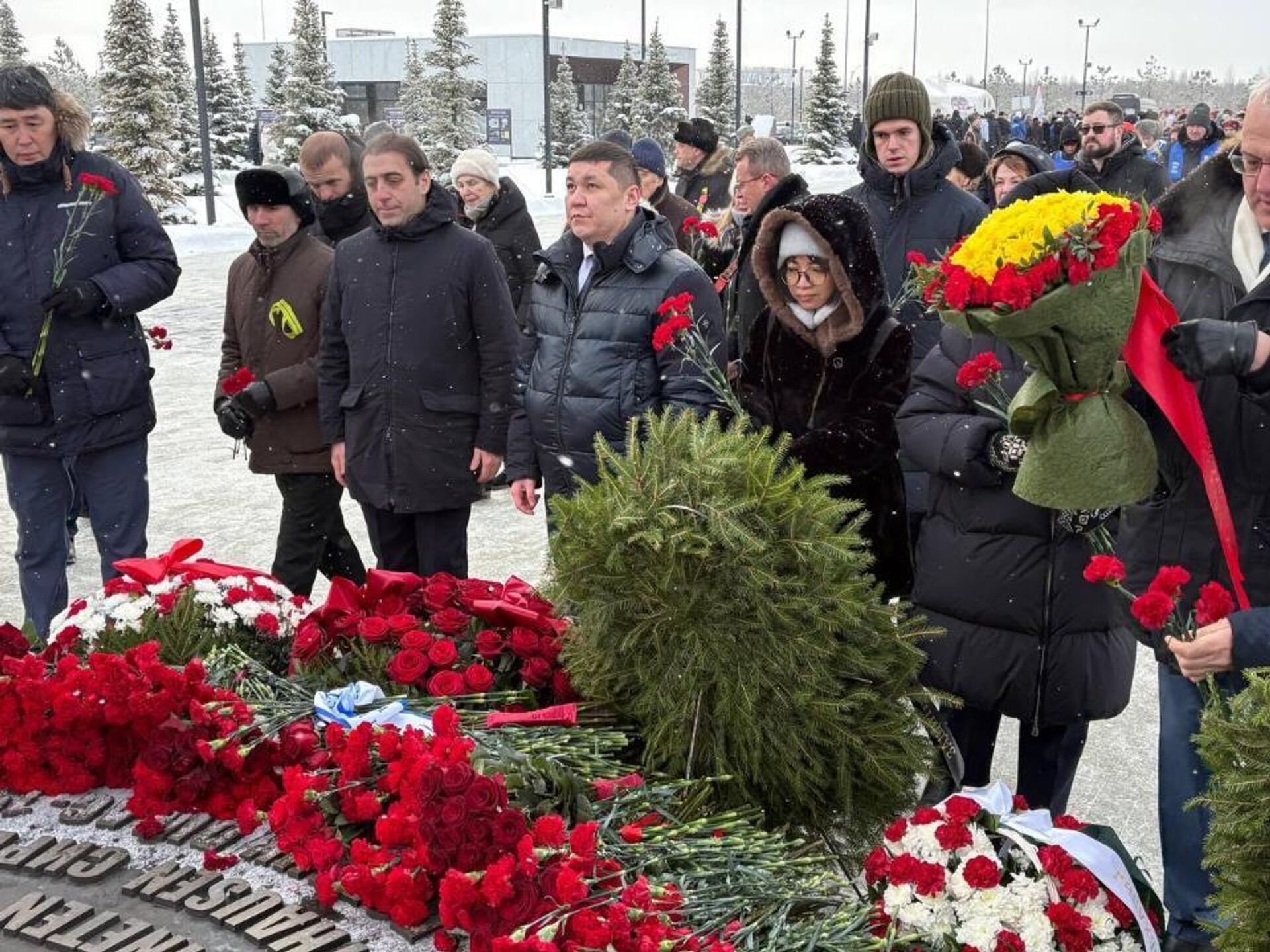 На Пискаревском кладбище почтили память дня полного освобождения Ленинграда от фашистской блокады - Sputnik Казахстан, 1920, 28.01.2026