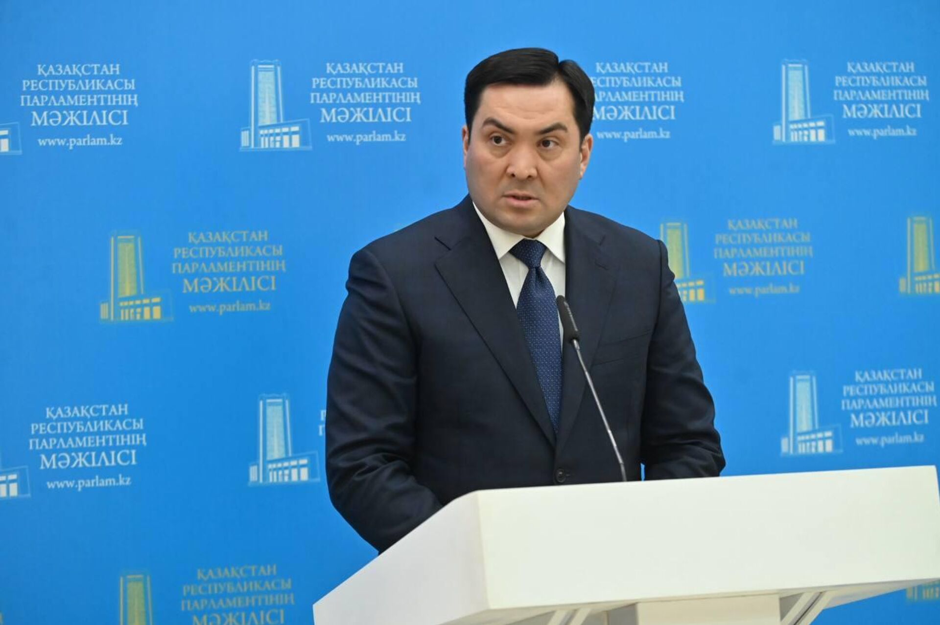 Министр энергетики Казахстана Ерлан Аккенженов на брифинге в мажилисе - Sputnik Казахстан, 1920, 28.01.2026
